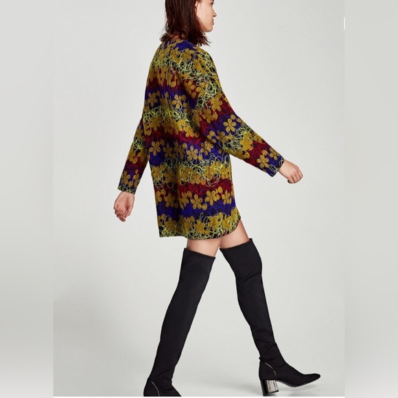 Zara Floral Filigree Tunic W/B Collection - Picture 4 of 17